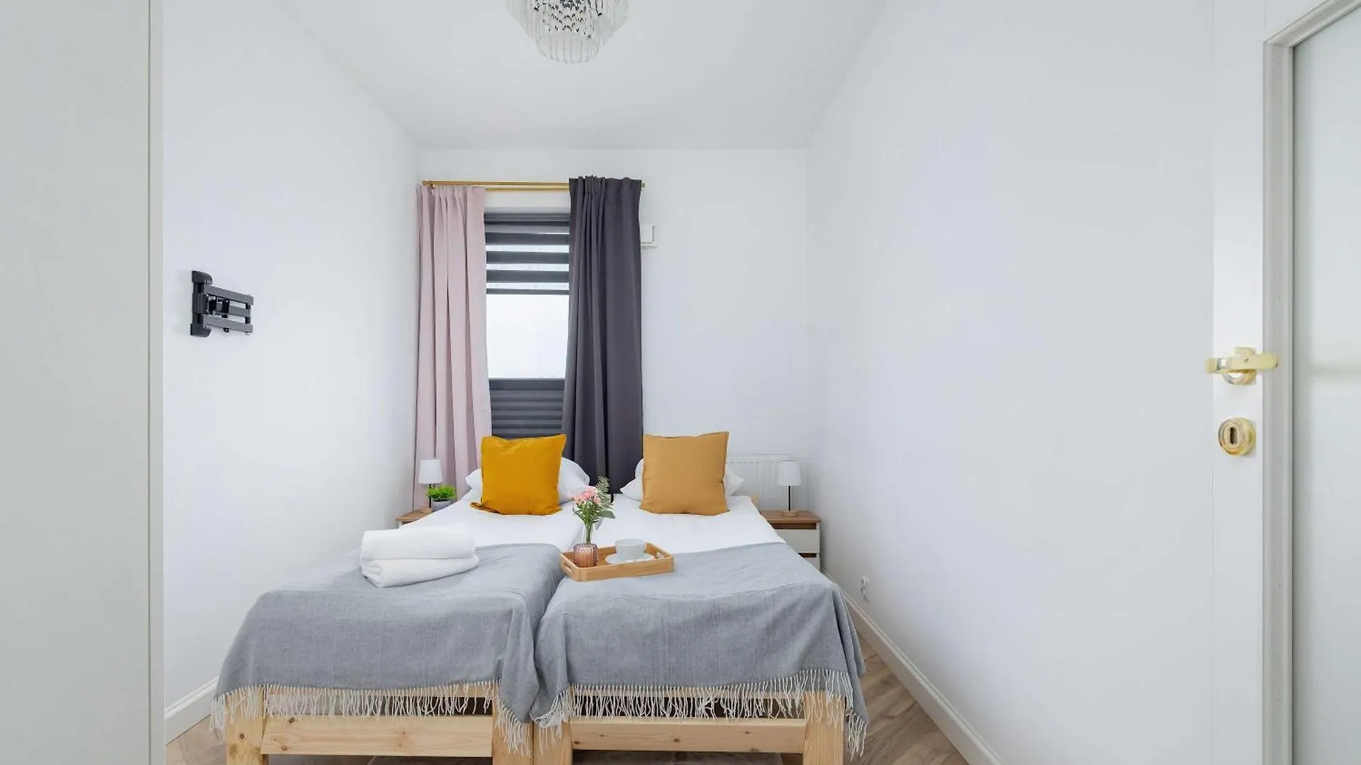 Modern And Bright Apartment With Air Conditioning & Parking By Noclegi Renters Krakow